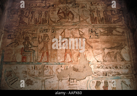 Dekorierte Wand eingeschrieben mit Figuren und Hieroglyphen auf der linken Seite der Kolonnaden Halle Medinet Habu Theben Luxor Ägypten Stockfoto