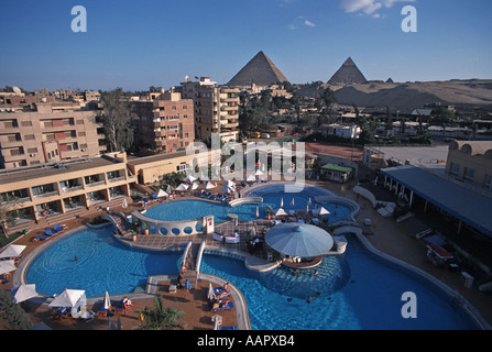 Blick auf die Pyramiden von Gizeh aus das Luxushotel Le Meridien Pyramiden mit Swimming Pools unterhalb Kairo Ägypten Stockfoto