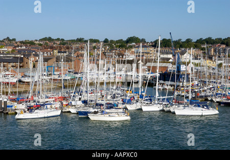 Blick Richtung Yacht-Liegeplätze und Cowes Yacht Haven auf der Isle Of Wight in Hampshire, England UK Stockfoto