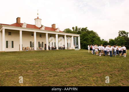 Studierende auf Exkursion bereit für die Tour von Mount Vernon House in Washington DC USA, Heimat des ersten Präsidenten George Washington Stockfoto