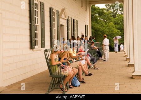 Menschen sitzen auf Stühlen auf der hinteren Veranda in Mount Vernon, Washington DC USA, Heimat des ersten Präsidenten George Washington Stockfoto