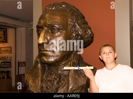 Young Caucasian Boy (11-12) hält Kopie der Verfassung vor George-Washington-Statue in Mount Vernon, Washington DC USA Stockfoto