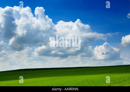 Sonnenlicht und Schatten über den Hügeln von Uffington in Oxfordshire, England an einem Sommertag. Stockfoto