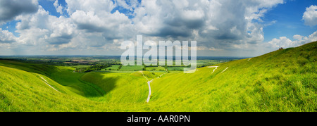 Panoramablick von Whitehorse Hügel mit Blick auf die Krippe, Dragon Hill und das Uffington White Horse. Uffington, Oxfordshire, England. Stockfoto
