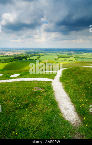Blick über das Tal des Weißen Pferdes, das Uffington White Horse und Dragon Hill von Whitehorse Hill in Oxfordshire, England. Stockfoto