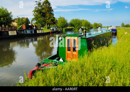 Langboote günstig auf der Themse bei Radcot in Oxfordshire, England. Stockfoto