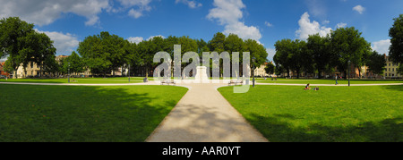 Panoramablick auf Queen Square in Bristol, England. Lage des Bristol Unruhen im Jahre 1831, wo viele wurden getötet. Das Gebiet ist eine öffentliche Grünfläche in der Mitte steht eine Statue von William III. von John Michael Rysbrack. Stockfoto