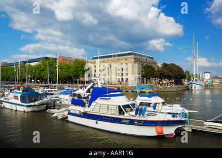 Das Arnolfini Galerie auf engen Kais über die Schwimmenden Hafen in St. Augustines erreichen und Princes Wharf in Bristol, England gesehen. Stockfoto