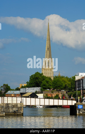 Prince Street Swing Bridge und der St. Mary Redcliffe Kirche in Bristol, England. Stockfoto