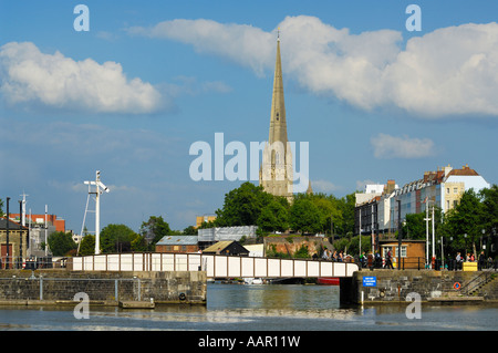 Prince Street Swing Bridge und der St. Mary Redcliffe Kirche in Bristol, England. Stockfoto