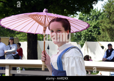 Junge Frau in einem Kleid aus Bürgerkrieg Zeit. Schirm hält. Stockfoto