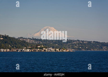 Alki Point am Puget Sound West Seattle Washington mit Mount Rainier im Abstand Stockfoto