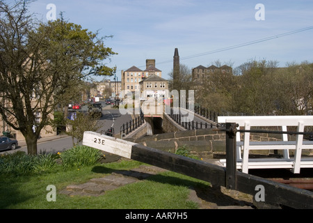 Huddersfield Narrow Canal Zentrum von man auf der Durchreise Stockfoto