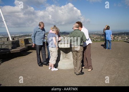 AUCKLAND Insel Neuseeland kann Nordgruppe von Touristen auf der Suche am Info-Point Metall Karte auf Mount Eden Stockfoto