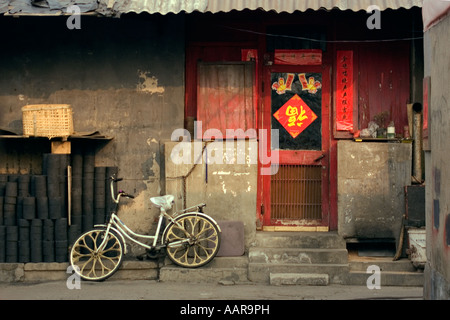 Fahrrad und Tür in einem Hutong traditionelle chinesische Gassen und Haus mit geteilt Höfe Peking China Stockfoto