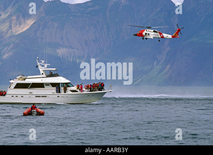GERETTET Passagiere aus der YORKTOWN CLIPPER mit COAST Guard Helikopter unterstützen GLACIER BAY ALASKA Stockfoto