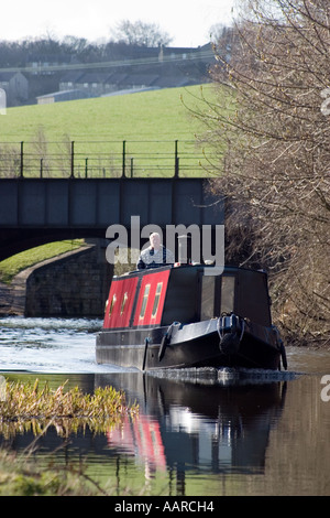 Schmalen Boot, Boot oder Schiff auf Canal an Dewsbury freier Platz für Text Stockfoto