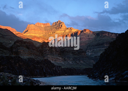 Die Sonne geht über dem GRAND CANYON NATIONAL PARK in der Nähe von SHINUMO CREEK Mile 108 ARIZONA Stockfoto