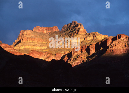 Die Sonne geht über dem GRAND CANYON NATIONAL PARK in der Nähe von SHINUMO CREEK Mile 108 ARIZONA Stockfoto