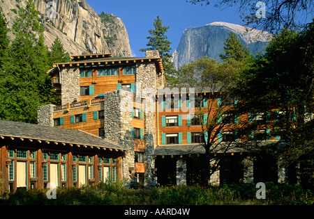 Die schöne AHWAHNEE LODGE wurde in den frühen Tagen des historischen Parks YOSEMITE NATIONAL PARK in Kalifornien gebaut. Stockfoto