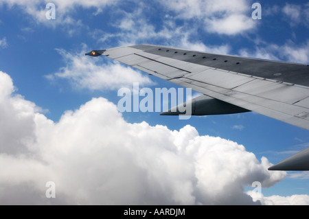 Tragfläche über blauen Wolkenhimmel Flugreisen fliegen Flugzeug Stockfoto