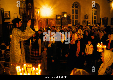 MURMANSK, DIE ZEIT NACHTDIENST IN EINER ORTHODOXEN KIRCHE IN MURMANSK RUSSLAND 1990 1990 STATTFINDET Stockfoto