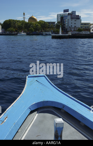 Stadt von Malé aus einem Dhoni-Deck und die große Freitagsmoschee Stockfoto