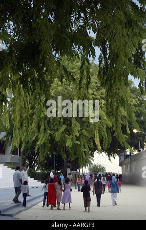 Menge von Menschen zu Fuß auf der Straße außerhalb der Freitagsmoschee an einem Abend Ramadan, Männlich, Malediven. Stockfoto