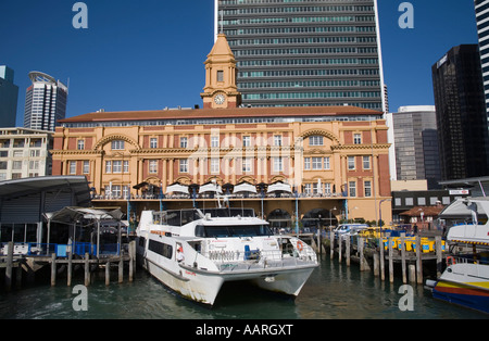 AUCKLAND NORTH ISLAND Neuseeland suchen vielleicht zurück zu der schönen Uferpromenade 1912 Ferry Building aus Queens Wharf Stockfoto