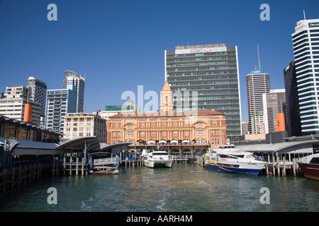 AUCKLAND NORTH ISLAND Neuseeland suchen vielleicht zurück zu der schönen Uferpromenade 1912 Ferry Building aus Queens Wharf Stockfoto