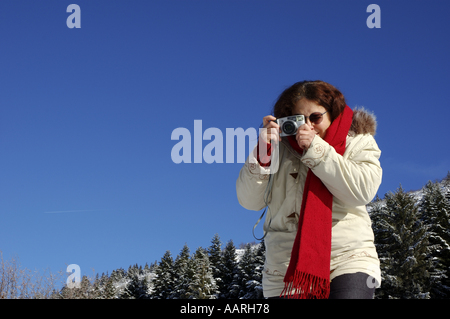 Frau fotografieren draußen im Winter. Stockfoto