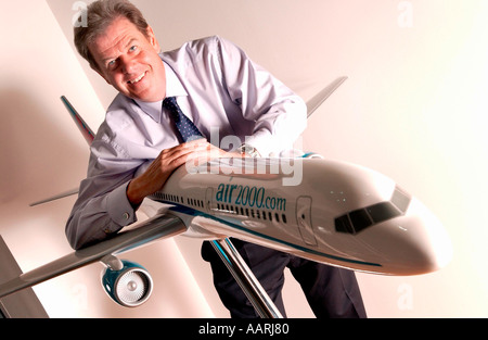 Peter lange Chief Executive der ersten Wahl Ferien mit einem Modell eines Airbus A321 seines Unternehmens jets am ihre Crawley-HQ Stockfoto