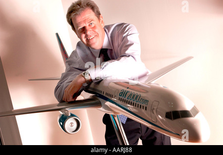 Peter lange Chief Executive der ersten Wahl Ferien mit einem Modell eines Airbus A321 seines Unternehmens jets am ihre Crawley-HQ Stockfoto