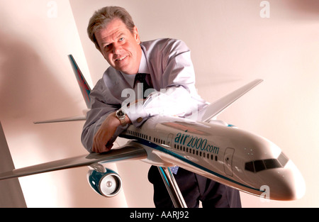 Peter lang Chief Executive von First Choice und Thomson mit einem Modell seines Unternehmens Airbus A321 jets am ihre Crawley-HQ Stockfoto