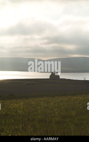 dh Bay of Ireland STENNESS ORKNEY John Raes Clebrain Haus, das vom abendlichen Licht historischen Erbe Forscher John rae silhouettiert wird Stockfoto