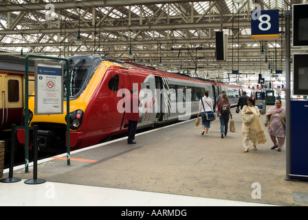 dh HAUPTBAHNHOF GLASGOW Passagiere, die auf dem Bahnsteig zu und gehen Von Virgin Trains Personenzug Stockfoto