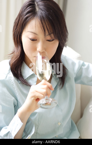 Eine junge Frau, ein Glas Champagner trinken Stockfoto