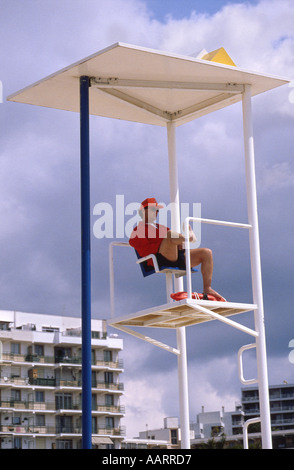 Strand-Schutzeinrichtung am Aussichtsturm in Magalluf Mallorca Stockfoto