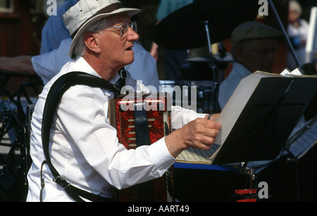 Alter Mann mit Piano Akkordeon Lesung Musik vor dem Spiel Stockfoto