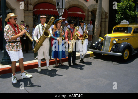 Gruppe von Darstellern, die Musik auf der Straße in den MGM Studios in Florida Stockfoto