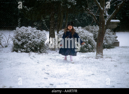 Surrey England Kind im Schnee Stockfoto