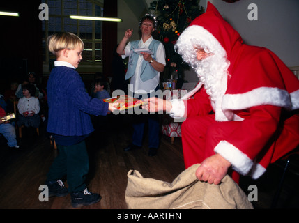 Weihnachtsmann, die Geschenke verteilen, aus meschotschek im Kindergarten Stockfoto