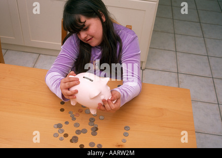 Kind schütteln Sparschwein U.S.-Währung Stockfoto