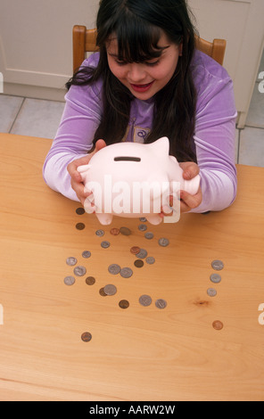 Kind schütteln Sparschwein U.S.-Währung Stockfoto