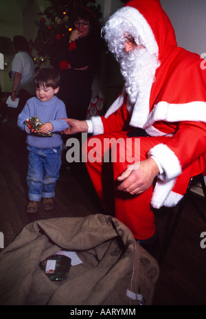 Weihnachtsmann, die Geschenke verteilen, aus meschotschek im Kindergarten Stockfoto