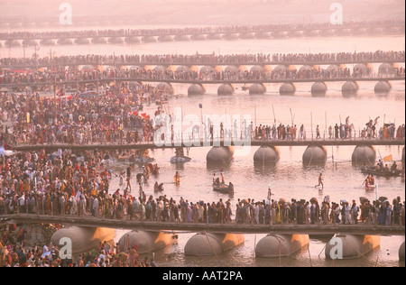 KUMBH MELA INDIEN 2001 TAUSENDE VON PILGERN DIE PONTON-BRÜCKEN ÜBERQUEREN UND BADEN IM GANGES ALLAHABAD 2001 Stockfoto