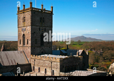 Kathedrale von St. Davids in North Pembrokeshire mit der Landschaft von St Davids Head in der Ferne Stockfoto