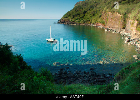 Ein einsamer Kreuzfahrt-Segelboot genießt einen abgelegenen Ankerplatz auf den Azoren, Portugal; dieser ist auf der Insel Flores. Stockfoto