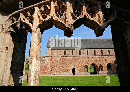 Schlafsaal der Mönche durch ein Fenster an der Cleeve Abtei Somerset in England Stockfoto