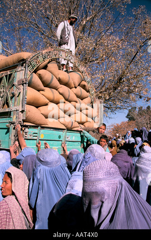 Afghanistan, Weizen und Mehl verteilt durch die WORLD FOOD Programm Beihilfe bekommt jetzt durch eine schnelle RATE 2001 Stockfoto
